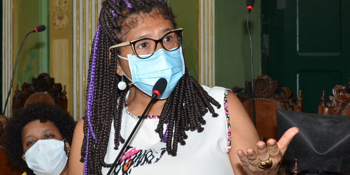 "O que fez por Salvador?", questiona vereadora após título a Eduardo Bolsonaro