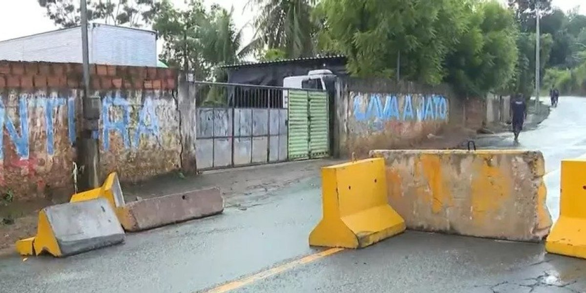 Moradores retiram parte de bloqueio na Estrada Velha de Periperi