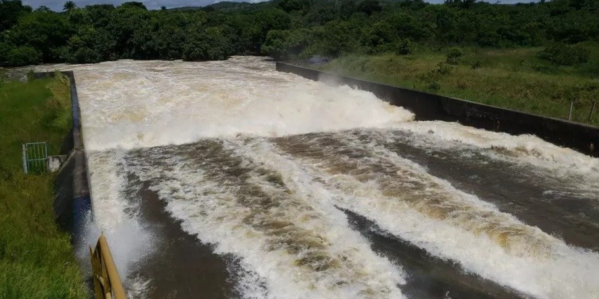 Comportas da barragem Joanes 2 em Mata de São João são abertas após temporais