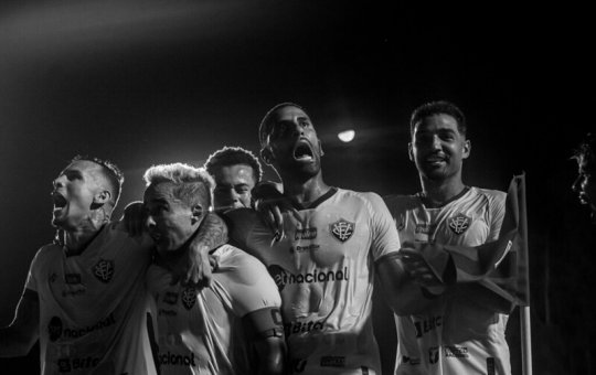 Técnico reconhece erro em esquema e diz que o Vitória subiria com ele