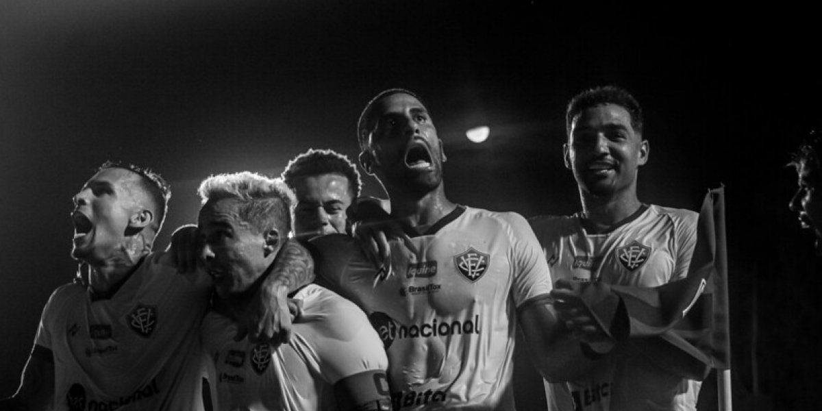 Técnico reconhece erro em esquema e diz que o Vitória subiria com ele