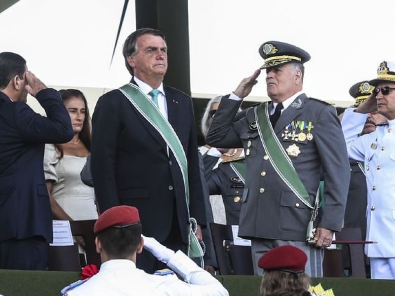 Perdão concedido por Bolsonaro tem aval de militares insatisfeitos com STF