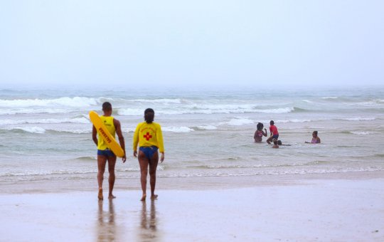 Período chuvoso inspira cuidados nas praias de Salvador