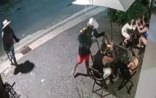 Loja de açaí é assaltada na Pituba e câmeras flagram momento do crime