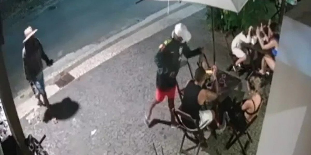 Loja de açaí é assaltada na Pituba e câmeras flagram momento do crime