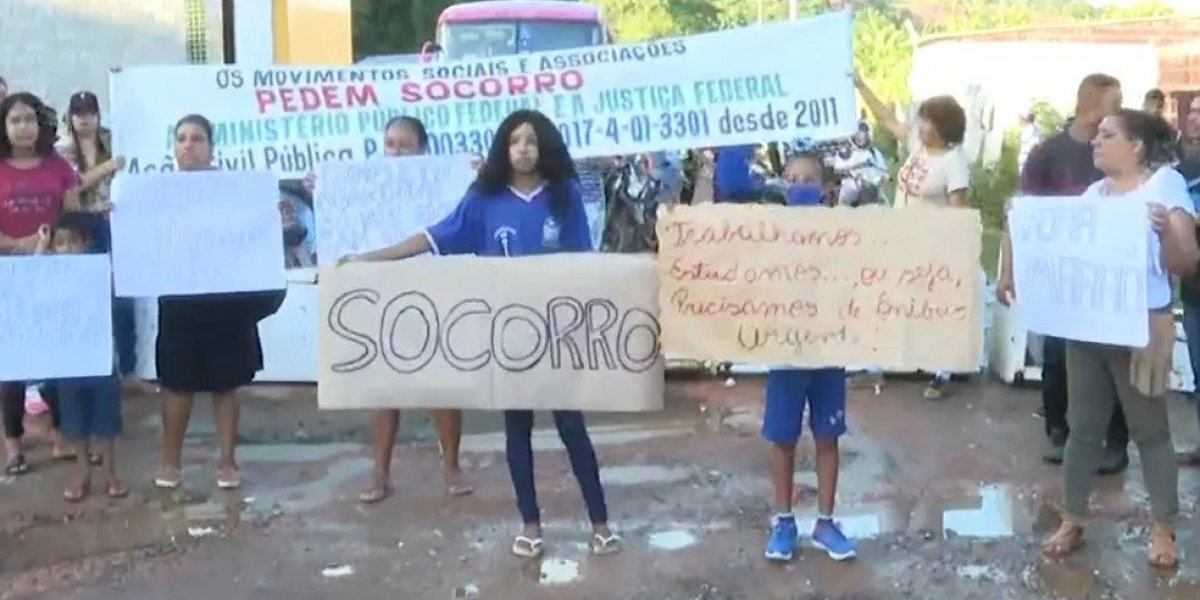 Grupo fecha rodovia que liga cidades no sul da Bahia cobrando melhorias na pista