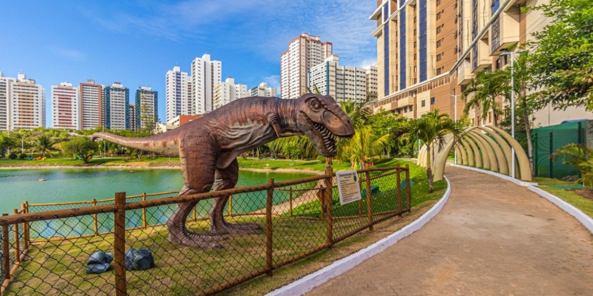 Trabalhador cai na lagoa do Parque dos Dinossauros, em Salvador