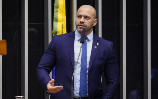Moraes dá 48h para Daniel Silveira se manifestar sobre indulto 