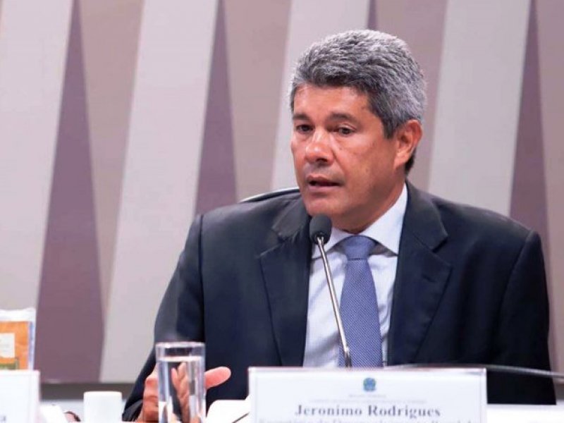 Jerônimo Rodrigues critica Bolsonaro na web: "Debocha e maltrata a Bahia"