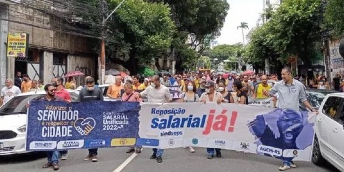 Servidores públicos da prefeitura de Salvador protestam por reajuste salarial