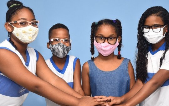 Alunos da rede municipal de Salvador recebem óculos de grau gratuitamente