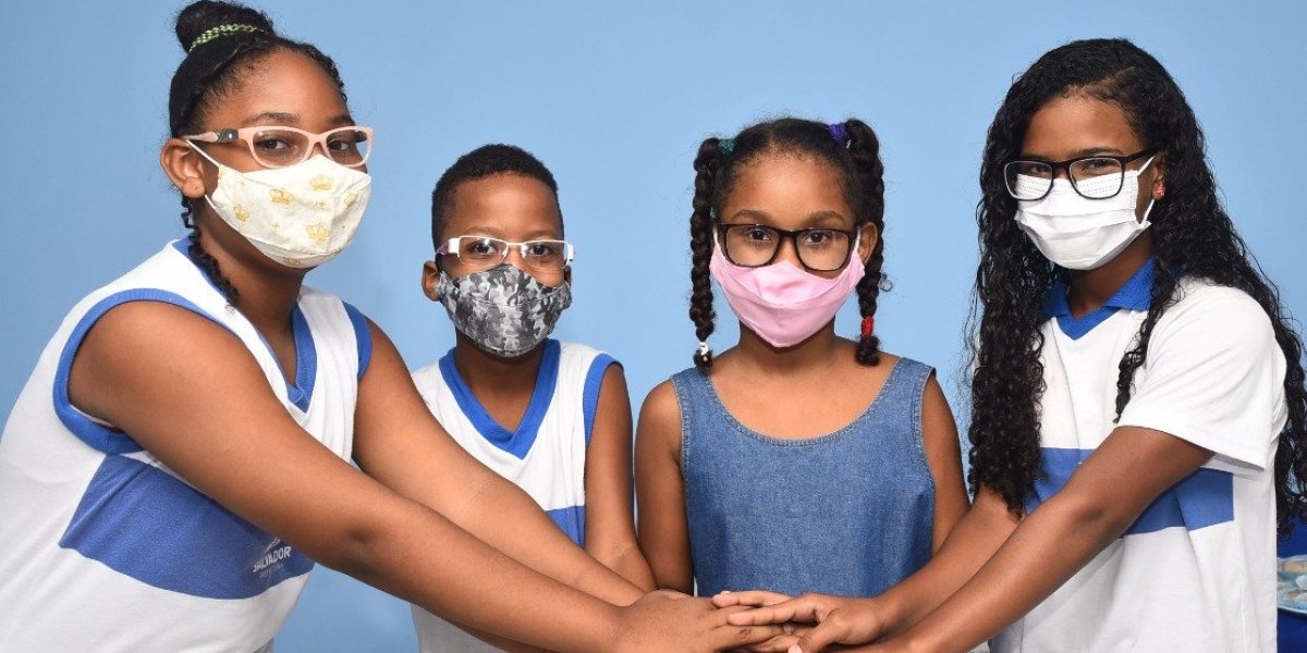 Alunos da rede municipal de Salvador recebem óculos de grau gratuitamente