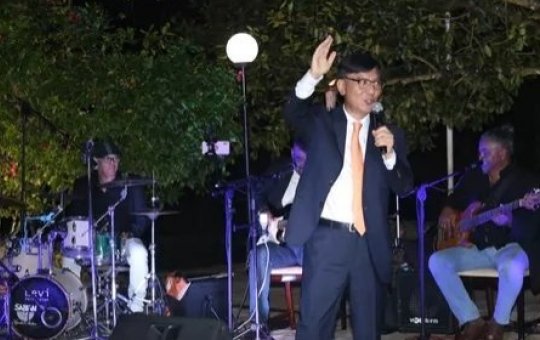 Vídeo: Embaixador da Coreia do Sul canta 'Evidências' em evento em Brasília