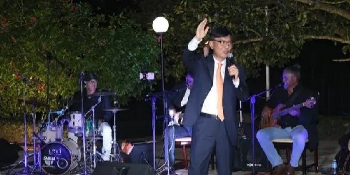 Vídeo: Embaixador da Coreia do Sul canta 'Evidências' em evento em Brasília