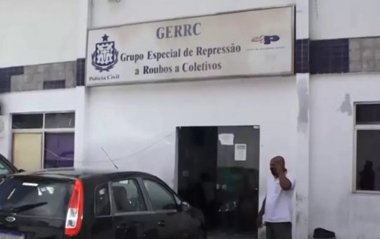 Dois ônibus são assaltados em Salvador e passageira é agredida com tapa