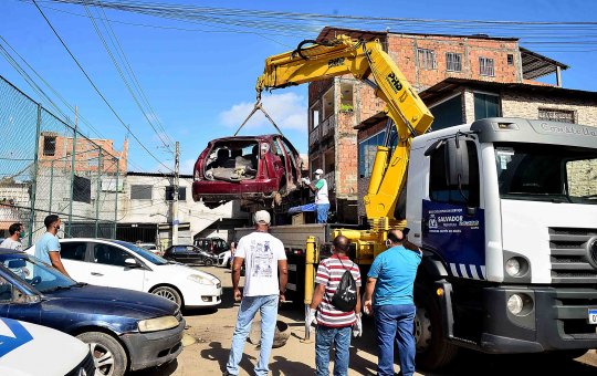 Semop realiza operação para recolher sucata em bairros de Salvador