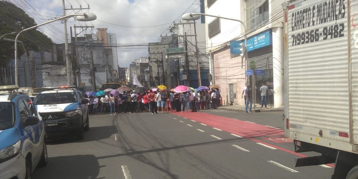 Agentes de endemia protestam por reajuste salarial em Salvador
