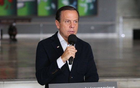 João Doria evita comparar Lula a Bolsonaro: "É inteligente e tem passado"