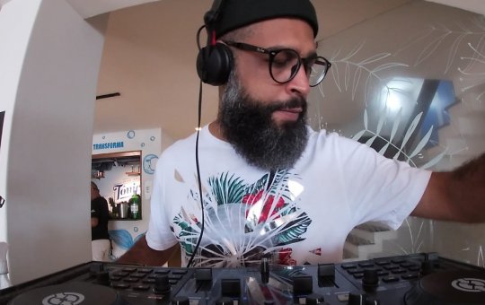 Varanda Solar fecha o mês de abril sob o comando do DJ Riffs no sábado (30)