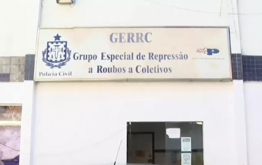 Homem vestido de açougueiro assalta ônibus em Salvador