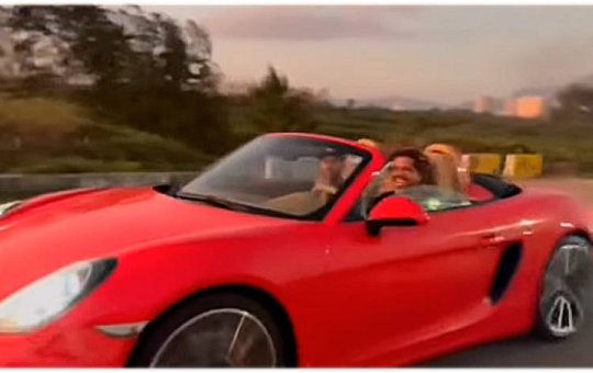 Givaldo Alves aparece dirigindo um Porsche avaliado em mais de R$ 500 mil