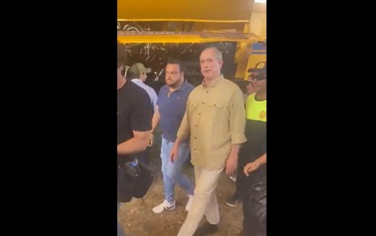 Ciro Gomes é hostilizado por bolsonaristas em evento e revida com xingamentos