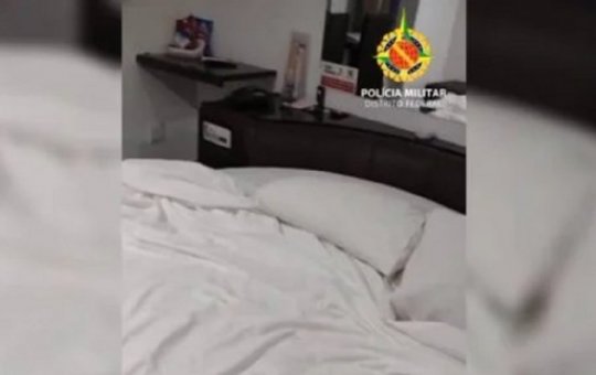 Criança de 7 anos é encontrada em quarto de motel com a mãe e mais três pessoas