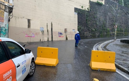 Ladeira da Montanha segue interditada até a demolição de imóveis 