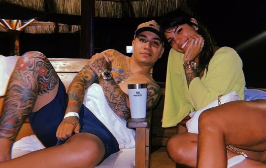 Influenciadora faz tatuagem em homenagem ao namorado morto na Paraíso Perdido