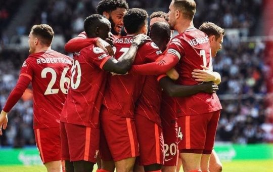 Fora de casa, Liverpool bate o Newcastle e assume liderança da Premier League