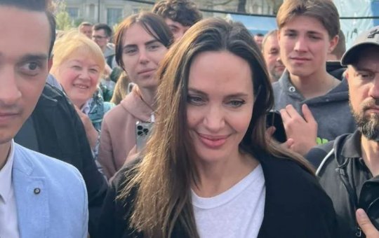 Angelina Jolie faz visita a cidade de Lviv, na Ucrânia