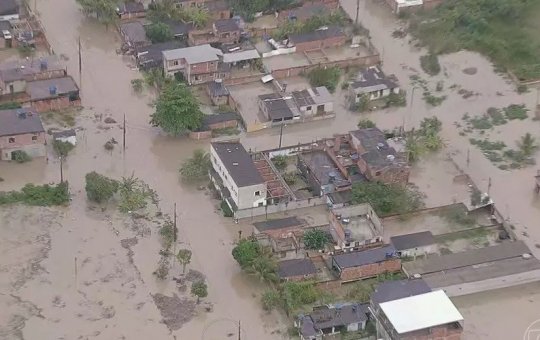 Temporal provoca deslizamento, alaga ruas e deixa um morto no RJ