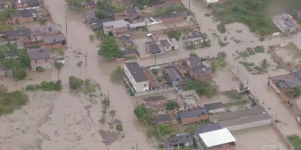 Temporal provoca deslizamento, alaga ruas e deixa um morto no RJ