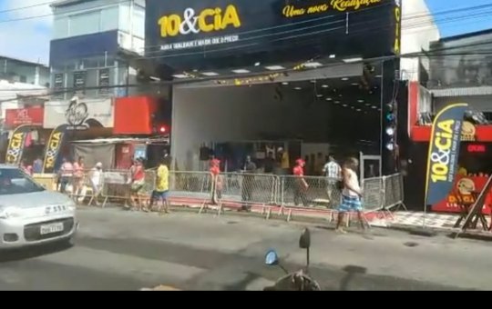 Loja inaugura unidade na Liberdade e bloqueia passagem de pedestres com grades