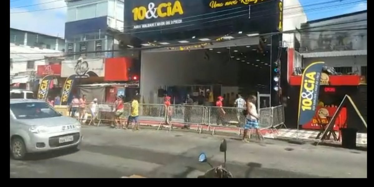 Loja inaugura unidade na Liberdade e bloqueia passagem de pedestres com grades