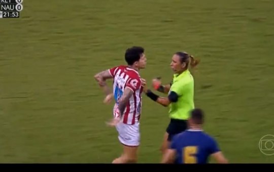 Jean Carlos, do Náutico, parte para cima da árbitra após expulsão no estadual