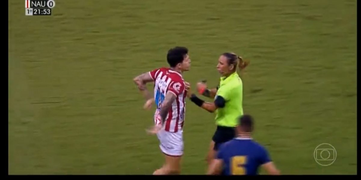 Jean Carlos, do Náutico, parte para cima da árbitra após expulsão no estadual