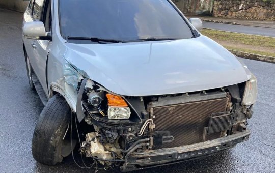 Carro bate e derruba poste na Avenida Vasco da Gama