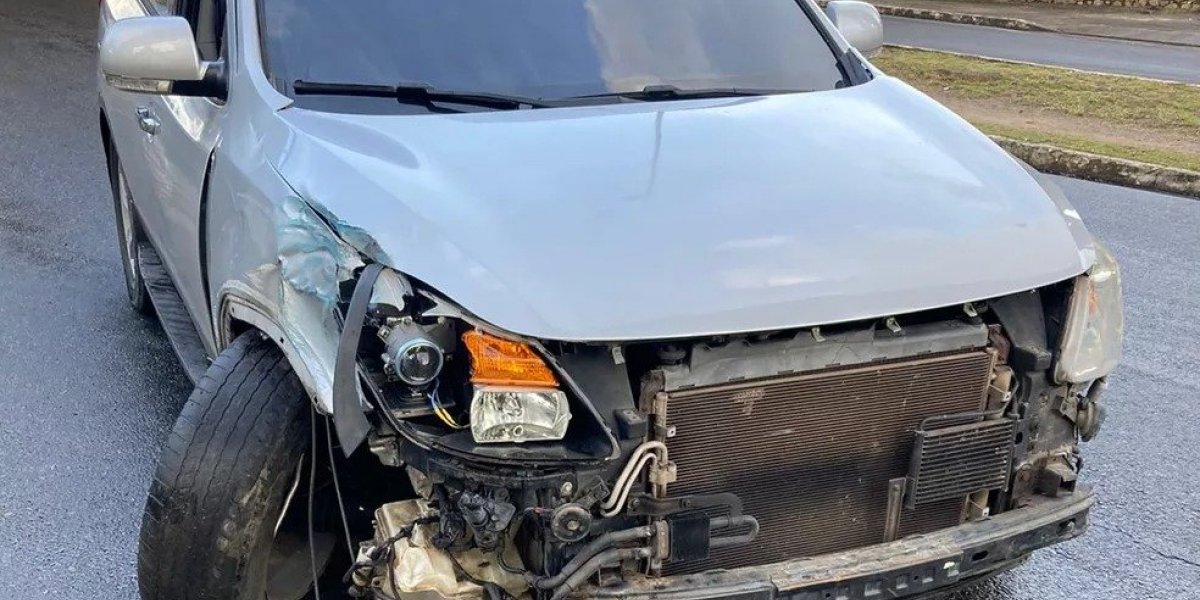 Carro bate e derruba poste na Avenida Vasco da Gama