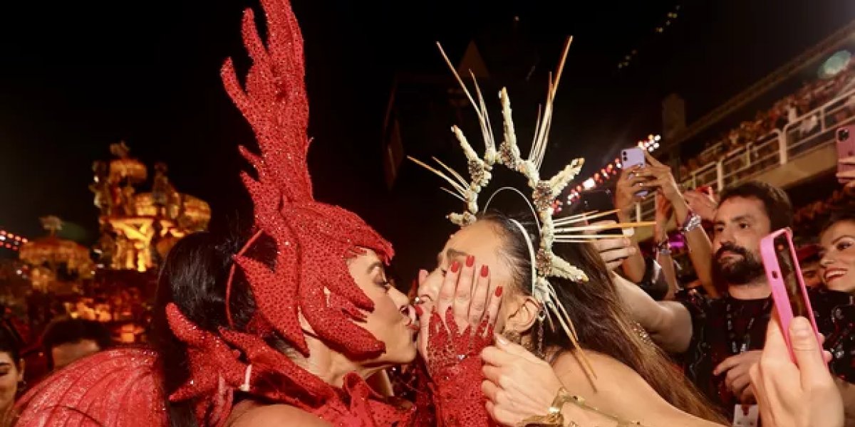 Sabrina Sato e Paolla Oliveira dão selinho em meio a Sapucaí