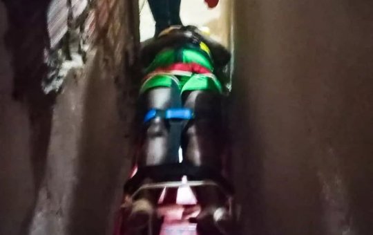 Mulher cai de escada e fica presa entre paredes no bairro do Uruguai