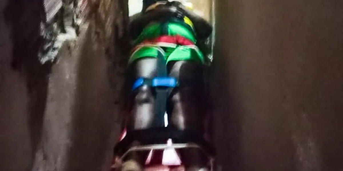 Mulher cai de escada e fica presa entre paredes no bairro do Uruguai