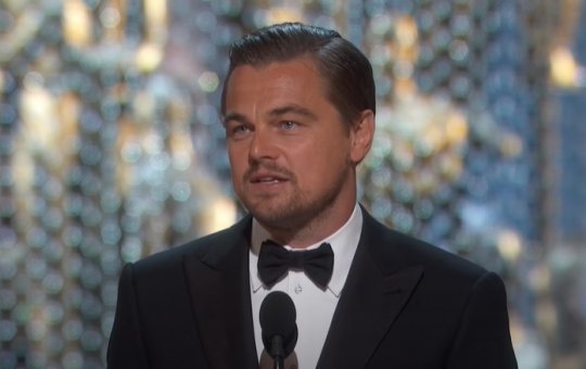 DiCaprio faz campanha para jovens tirarem título no Brasil