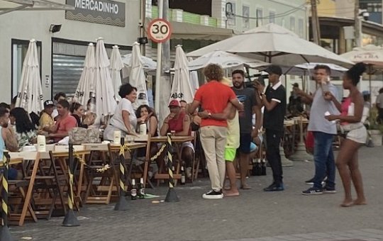 Ex-mendigo é visto passeando na Barra e curtindo show em Salvador