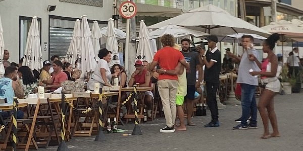 Ex-mendigo é visto passeando na Barra e curtindo show em Salvador