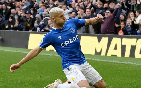 Richarlison será investigado por jogar sinalizador durante vitória do Everton