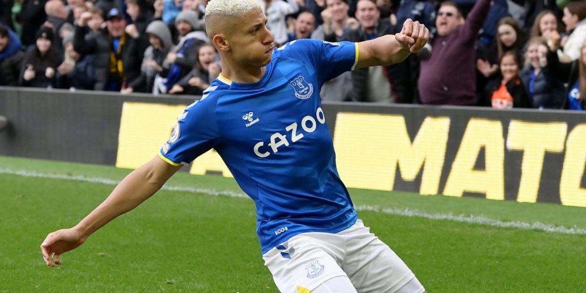 Richarlison será investigado por jogar sinalizador durante vitória do Everton