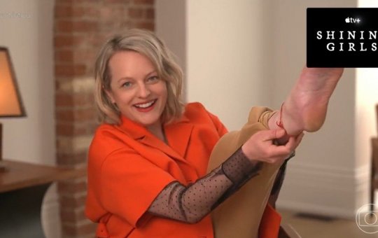 Wagner Moura estrela série com Elisabeth Moss e dá fitinha do Bonfim de presente