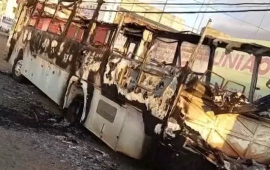 Ônibus de igreja evangélica é atingido por incêndio em Brumado