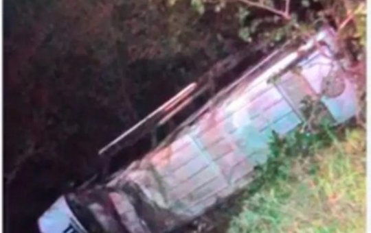 Acidente entre van e carro deixa um morto e oito feridos no norte da Bahia